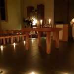 Het licht wordt verspreid in een lege kerk