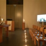 Een spoor van licht door een lege kerk